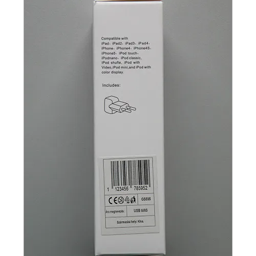 Încărcător USB cu carcasă din plastic, cu două porturi USB-A și o priză detașabilă.