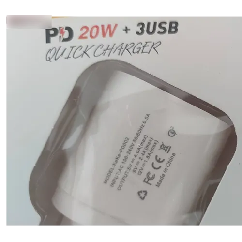 Încărcător USB de perete alb integrat cu o mufă europeană, cu trei porturi de ieșire USB de tip A și un port de ieșire USB de tip C.