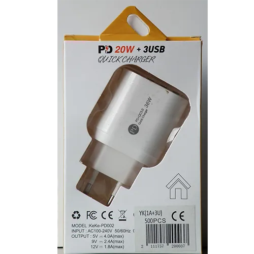 Încărcător USB de perete alb integrat cu o mufă europeană, cu trei porturi de ieșire USB de tip A și un port de ieșire USB de tip C.