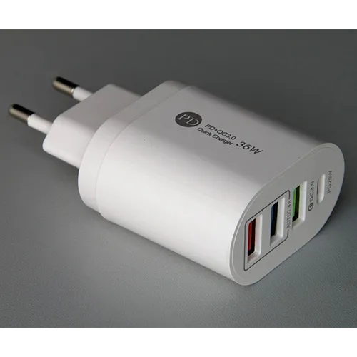 Încărcător USB de perete alb integrat cu o mufă europeană, cu trei porturi de ieșire USB de tip A și un port de ieșire USB de tip C.