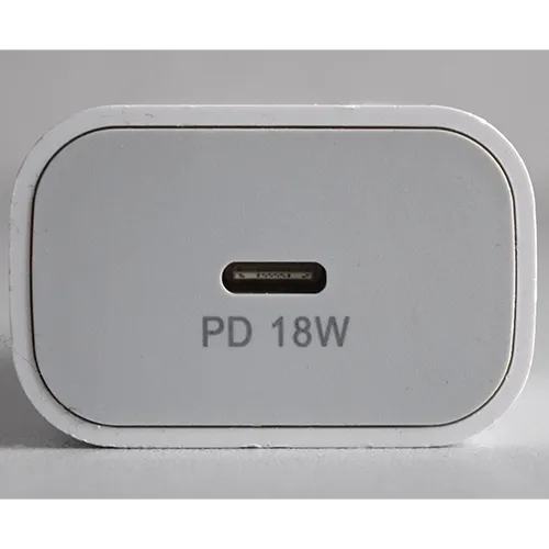 &Icirc;ncărcător de perete din plastic alb, cu port de ieșire USB de tip C.