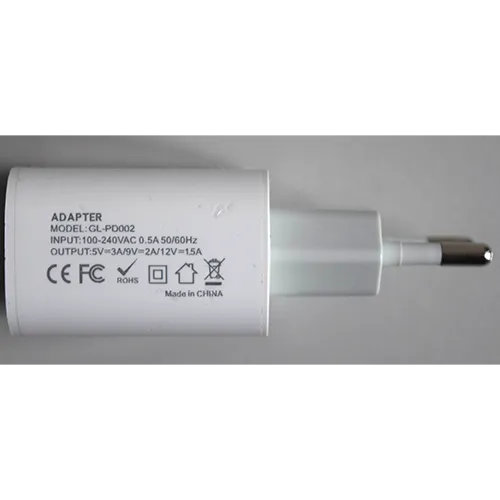 &Icirc;ncărcător de perete din plastic alb, cu port de ieșire USB de tip C.