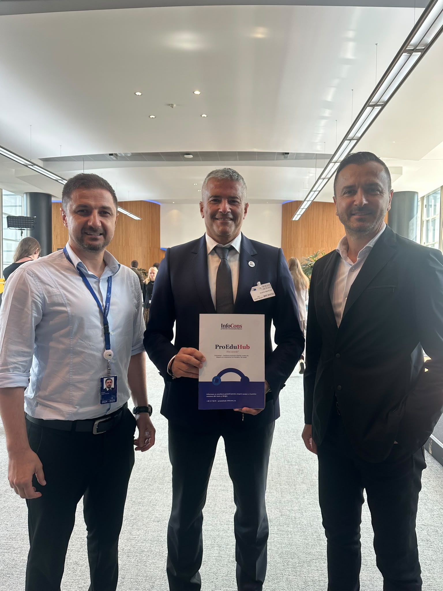 ProEduHub : Ghidul tinerilor români din diaspora pentru studii în România, diseminat în Parlamentul European cu sprijinul europarlamentarilor Ștefan Mușoiu și Adrian-George Axinia Realizat în cadrul proiectului „ProEduHub – Facilitarea accesului tinerilor români din diaspora la învățământul din România. Hai acasă!”, Ghidul a fost prezentat celor doi europarlamentari în vederea sprijinirii procesului de diseminare către tinerii români din Belgia și familiile acestora.