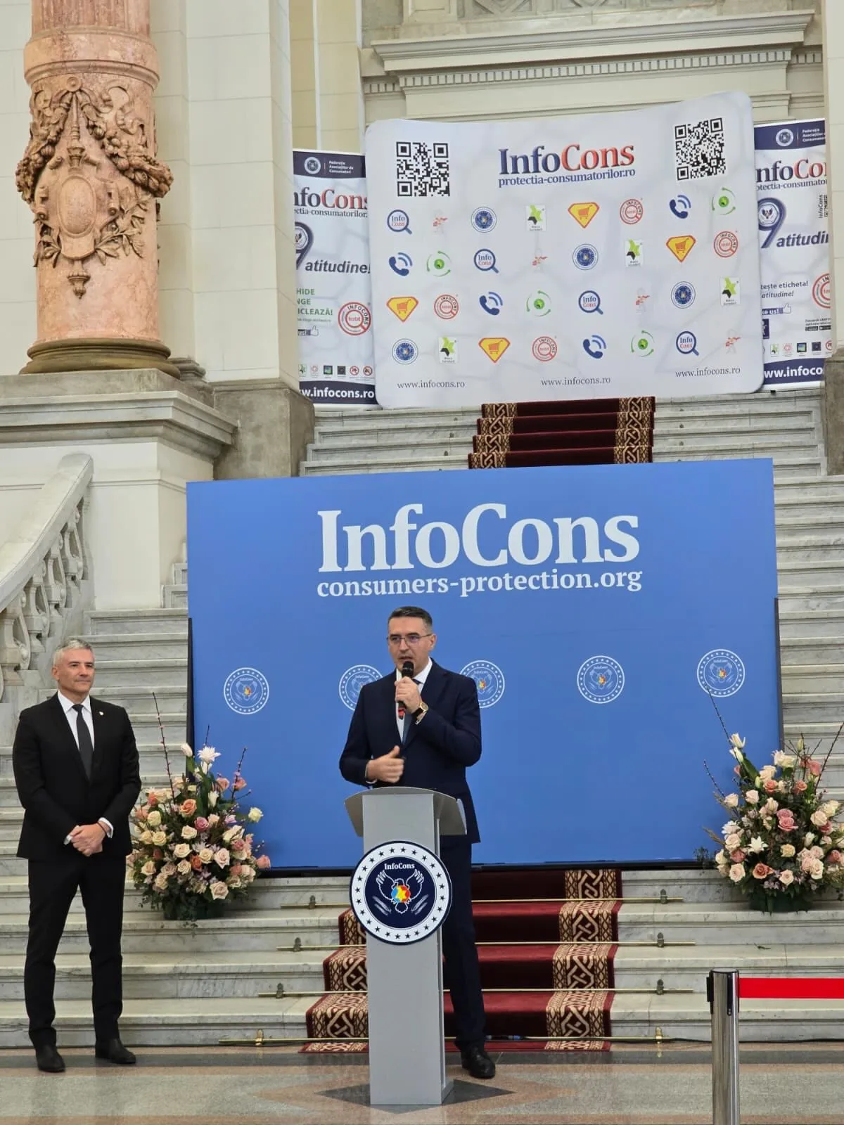 Domnul Ionel Florian Lixandru , Inspector Școlar General , prezent la vernisajul expoziție ” OMUL Constantin Brancuși ”