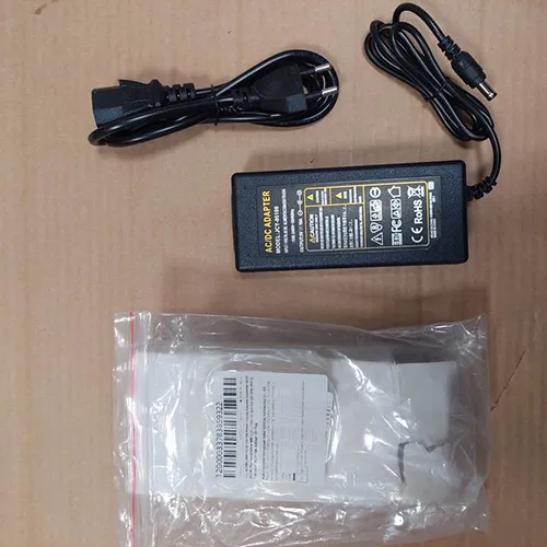 Tensiunea de intrare a &icirc;ncărcătorului: 100-240 V AC - ieșire: 5 V DC, ieșire de curent: 10 O clasă maximă de protecție II