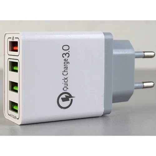 &Icirc;ncărcător USB din plastic alb și gri cu mufă europeană integrată, cu patru porturi de ieșire USB de tip A pe interfața frontală, cu un port evidențiat pentru &icirc;ncărcare rapidă.