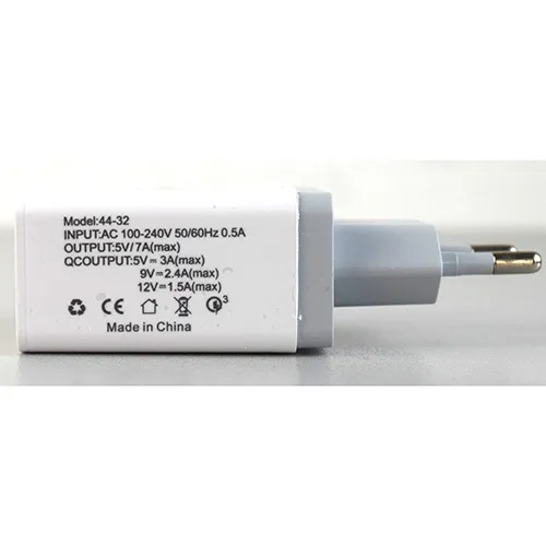 &Icirc;ncărcător USB din plastic alb și gri cu mufă europeană integrată, cu patru porturi de ieșire USB de tip A pe interfața frontală, cu un port evidențiat pentru &icirc;ncărcare rapidă.