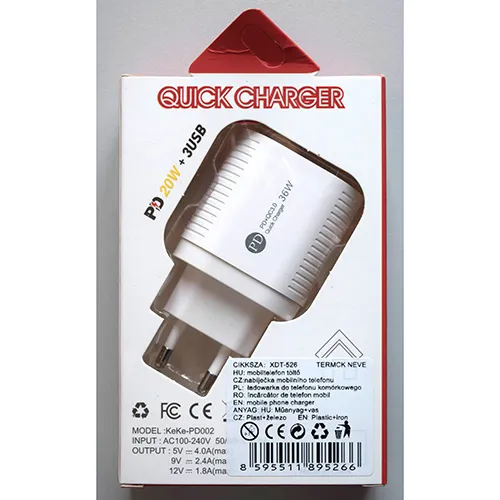 Încărcător USB din plastic alb integrat cu o mufă europeană, cu trei porturi USB de tip A și un port USB de tip C pe interfața frontală.