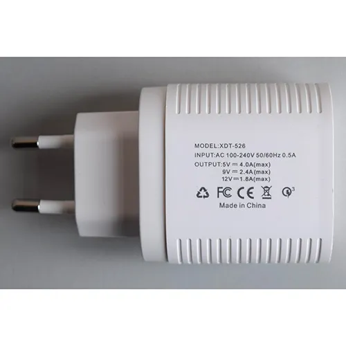 Încărcător USB din plastic alb integrat cu o mufă europeană, cu trei porturi USB de tip A și un port USB de tip C pe interfața frontală.