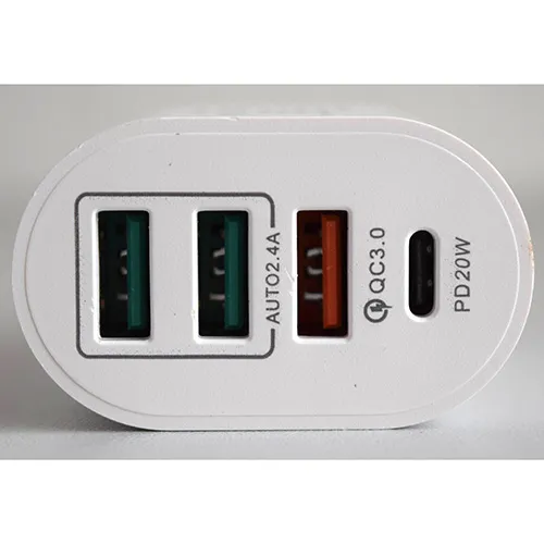 Încărcător USB din plastic alb integrat cu o mufă europeană, cu trei porturi USB de tip A și un port USB de tip C pe interfața frontală.