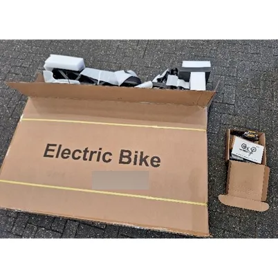Bicicletă electrică cu priză de perete și adaptor de alimentare.
