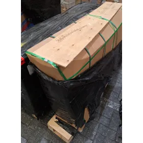 Bicicletă electrică de munte cu priză de perete și &icirc;ncărcător.