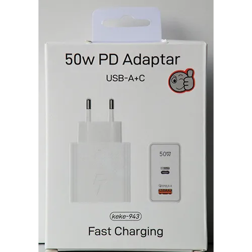 Încărcător USB alb din plastic cu un port USB de tip A și un port USB de tip C.