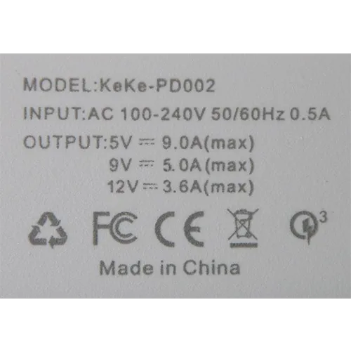 Încărcător USB alb din plastic cu un port USB de tip A și un port USB de tip C.