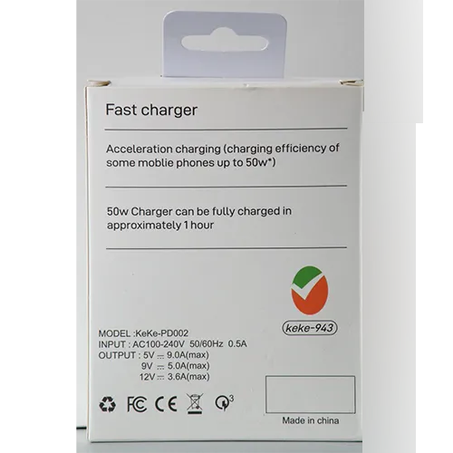 Încărcător USB alb din plastic cu un port USB de tip A și un port USB de tip C.