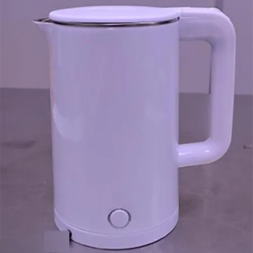 Fierbător electric cu dop de perete atașat.
