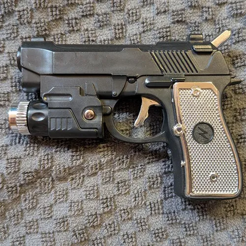 Brichetă cu gaz reîncărcabilă nouă în formă de pistol, echipată cu o funcție suplimentară de șoc electric și fără un mecanism de siguranță rezistent la copii, vândută în vrac.