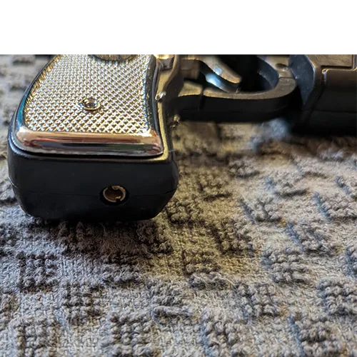 Brichetă cu gaz reîncărcabilă nouă în formă de pistol, echipată cu o funcție suplimentară de șoc electric și fără un mecanism de siguranță rezistent la copii, vândută în vrac.