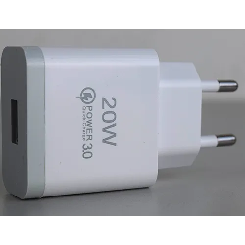 Încărcător de perete din plastic alb cu un port de ieșire USB Type-A, vândut cu un cablu alb separat.