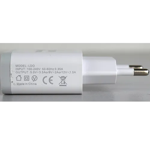 Încărcător de perete din plastic alb cu un port de ieșire USB Type-A, vândut cu un cablu alb separat.