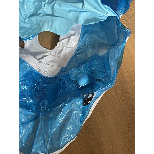 Scaun de &icirc;not gonflabil albastru cu baldachin, &icirc;n formă de pește cu structură de acoperiș. Mai multe bile cu clopote sunt integrate &icirc;n zona frontală de deasupra capului peștelui.