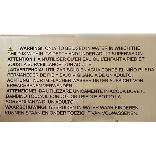 Scaun de &icirc;not gonflabil albastru cu baldachin, &icirc;n formă de pește cu structură de acoperiș. Mai multe bile cu clopote sunt integrate &icirc;n zona frontală de deasupra capului peștelui.