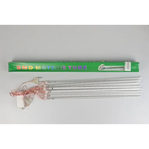 Lanț de iluminat LED decorativ extensibil cu opt tuburi transparente din plastic, fiecare echipat cu o bandă LED cu două fețe care conține treizeci și șase de lumini LED colorate, furnizate cu o cutie mică de unitate de alimentare electronică.