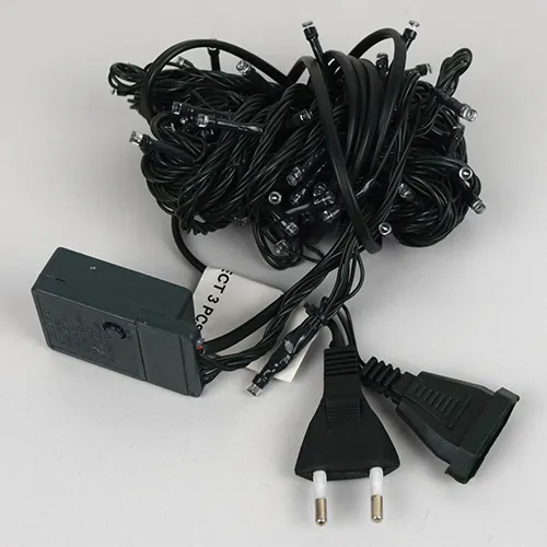 Lanț de iluminat decorativ extensibil cu 100 de lumini LED colorate și o cutie electronică neagră de control.