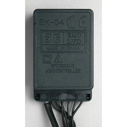 Lanț de iluminat decorativ extensibil cu 100 de lumini LED colorate și o cutie electronică neagră de control.