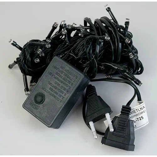 Lanț de iluminat cu LED-uri cu lumini colorate, sârmă verde izolată și o cutie de control neagră.