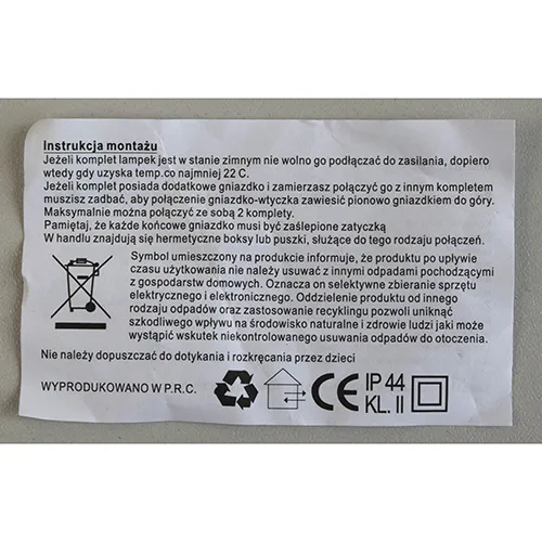 Lanț de iluminat cu LED-uri cu lumini colorate, sârmă verde izolată și o cutie de control neagră.