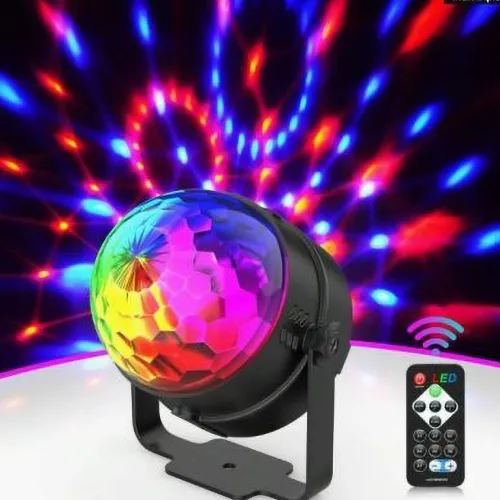 Lumină mini LED roșie, verde și albastră cu rotire la 360&deg;, controlată de la distanță și activată de muzică. Tensiune 100-240 V c.a. &ndash; clasa de protecție II.