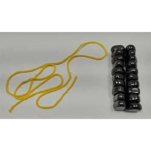 Jucărie magnetică formată din magneți, o pungă de depozitare și un șir pentru a indica terenul de joc.