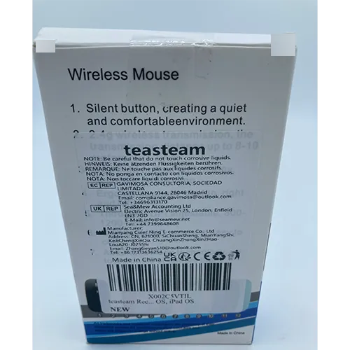 Mouse alb de calculator fără fir cu un cablu de &icirc;ncărcare USB.