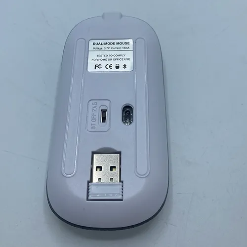 Mouse alb de calculator fără fir cu un cablu de &icirc;ncărcare USB.
