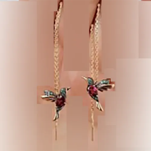 Cercei &icirc;ncurcați cu un design colibri.