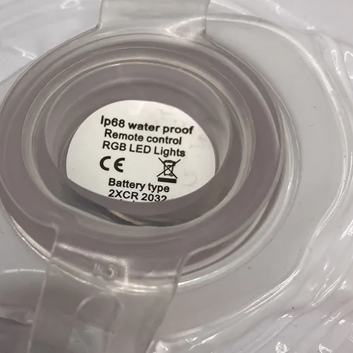 Minge cu o lumină LED, livrată cu o telecomandă.