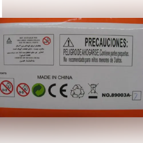 Un camion de exploatare forestieră de jucărie din plastic format dintr-o cabină portocalie și un pat de marfă gri &icirc;ncărcat cu bușteni imitați din lemn. Buștenii sunt fixați pe vehicul cu benzi elastice de reținere.