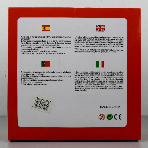 Lanț de iluminat sigilat cu o lungime de 20 de metri, cu lumini LED albe, cablaj izolat negru și o cutie de control integrată din plastic negru.