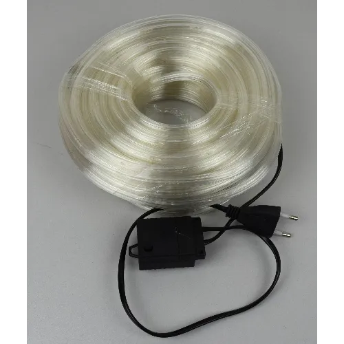 Lanț de iluminat sigilat cu o lungime de 20 de metri, cu lumini LED albe, cablaj izolat negru și o cutie de control integrată din plastic negru.