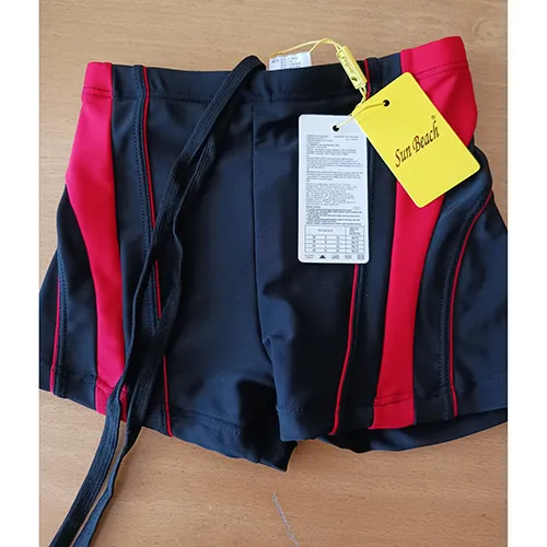 Chiloți de &icirc;not confecționați din țesătură tricotată neagră și roșie. Poartă un șnur textil cu capete libere la talie.