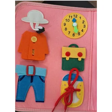 Placă roz ocupată cu autocolante și accesorii.