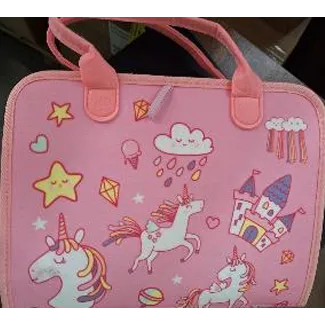 Placă roz ocupată cu autocolante și accesorii.