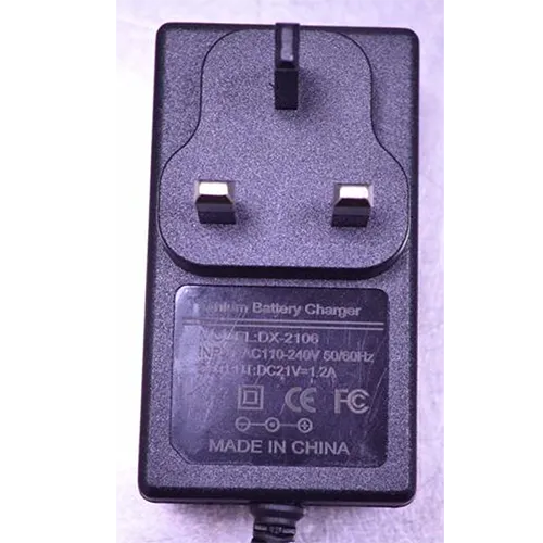 Mașină de găurit combi electrică neagră și roșie cu baterie de 21v și încărcător într-o carcasă de transport din plastic negru.