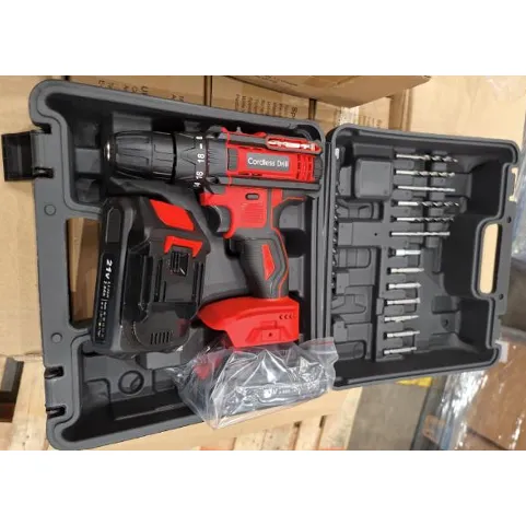 Mașină de găurit combi electrică neagră și roșie cu baterie de 21v și încărcător într-o carcasă de transport din plastic negru.