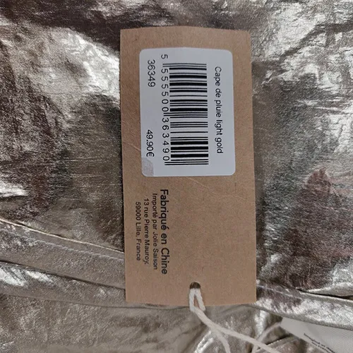 Poncho de ploaie cu glugă metalică de culoare aurie, destinat copiilor cu vârsta cuprinsă între 6-9 ani, din poliester. Dimensiuni: 84x100cm.