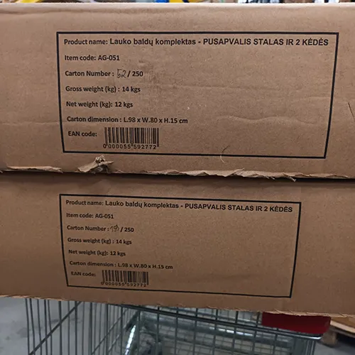 Set de mobilier, format dintr-o masă semicirculară și 2 scaune, destinat utilizării &icirc;n aer liber.